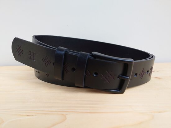 Melna josta ar melnu sprādzi un latvju zīmēm 40 mm.